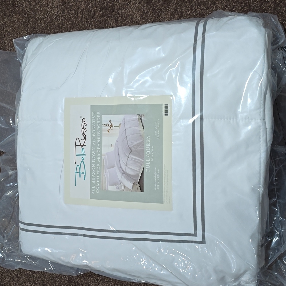 NIP Bella Russo ALL Season Dowm Alernative Comforter Size Full/Queen